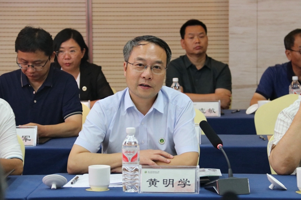 2.百合小说
党委书记黄明学主持座谈会_副本.jpg